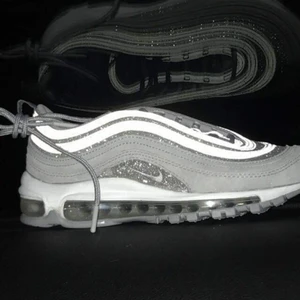Nike air max 97 - Har typ bara stått på skohyllan sen ja köpte dom, storlek 37,5 se sista bilden för att se vilken färg dom är😁