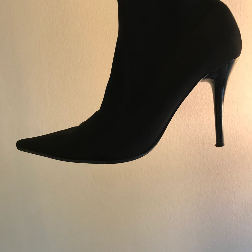 Knee high heels in size 37. Never used, purchased at Humana a few years ago. Small fault on each side of the shoes but nothing noticeable. . Skor.