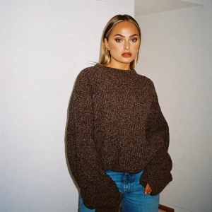 Oversize Knit - 🤎🤎Helt oanvänd! Snyggaste stickade tröjan från a-dsgn (Alice Stenlöf). Storlek S. Nypris: 1200kr mitt pris: 900kr. Så spara 300kr😍Skriv om ni funderar över något! (Säljer pga fel storlek tyvärr...)🤎🤎