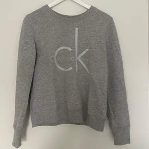 Säljer en Calvin Klein sweatshirt då den inte kommer till användning längre, nypris 800kr💓