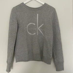 Calvin Klein sweatshirt - Säljer en Calvin Klein sweatshirt då den inte kommer till användning längre, nypris 800kr💓