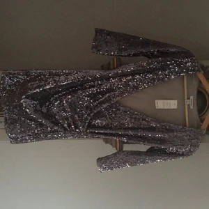  - en supersnygg tight silvrig paljettklänning från nelly, aldrig använt (dock testad 1 gång) och lappen sitter kvar.
passar XS/S.
pris kan diskuteras! 