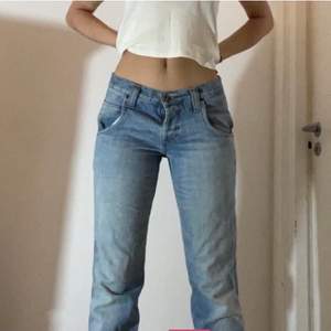 Jättefina lågmidjade jeans från wrangler, dem är ganska små i storleken! (Bilderna är från förra säljaren)💓 BUDGIVNING i kommentarerna! 