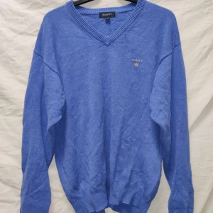 GANT herr tröja  - Skitsnygg blå tröja från GANT! Har använt ett fåtal gånger, men ändå i toppen skick!! Köpte den från herr avdelningen så den är ganska oversized. Bud startar på 195 kr lägg bud i kommentarerna 💙💙 