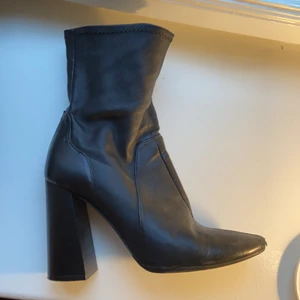 Läderklackar! - Assnygga läderboots/klackar i strl 38! Säljer pga för små :( jättenajs ”utsvängd” klack och tunnare material på överdelen som ”kramar” foten! Lite småslitna så säljer för endast en hunka!