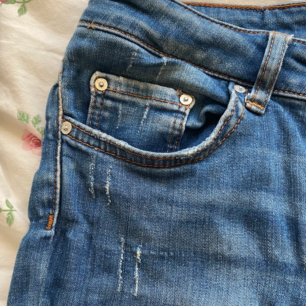 Säljer mina blåa utsvängda jeans från Zara, dem finns inte kvar. Sitter som en smäck och är även super långa. Jag är 177cm. Säljer pågrund av att jag har ett par liknande och dessa kommer aldrig till användning. Väldigt stretchiga och ”mjuka” i materialet. Frakt tillkommer ⭐️💕. Jeans & Byxor.