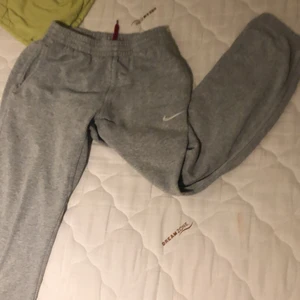 Nike byxor  - Nike byxor i size 147-158-12-13 years 