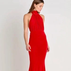 Klännig - Säljer min helt oanvända röda långklänning. Den är perfekt till julen och som balklänning. Den kommer ifrån Club London L och är i storlek 36 men passar både en större och en mindre storlek beroende på önskad passform.(kan skicka fler bilder på klänningen vid intresse) Köparen står för frakten