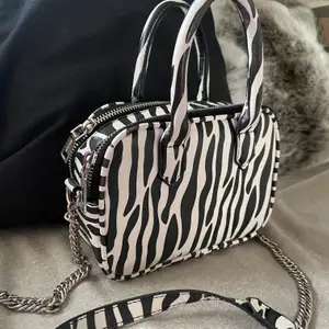 Superfin zebra väska med två fack liten men väldigt rymlig!