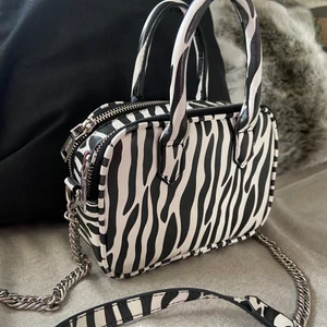 Zebraväska - Superfin zebra väska med två fack liten men väldigt rymlig!