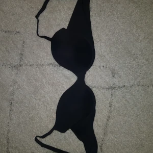 Victoria Secret Bh - En superskön t-shirt bh från Pink! Skönaste bygel bhn by far. Knappt använd då jag inte använder bygel. 