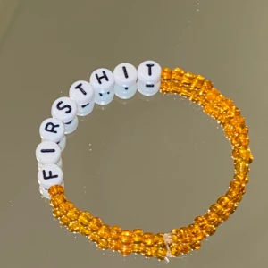 Orange pärlarmband - Här är ett av våra tre armband som vi har. Det oranga armbandet riktar sig främst in på våld i hemmet mot kvinnor. Detta är extra viktigt att uppmärksamma just nu då våldet i hemmet mot kvinnor har ökat med 30% pga covid-19 pandemin. Visa att du stöttar kvinnor och delar samma värderingar som oss genom att köpa en sådant armband. Skriv storlek osv till mig i meddelande. Kram🧡