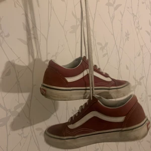 Vans skor - Ett par fina skor från vans i färgen vinröd som man ser bäst på bild 3🥰 det är väl använda men väldigt fina och inget fel! Köparen står för frakten (66 kr) och bara skicka om du vill ha fler bilder❤️