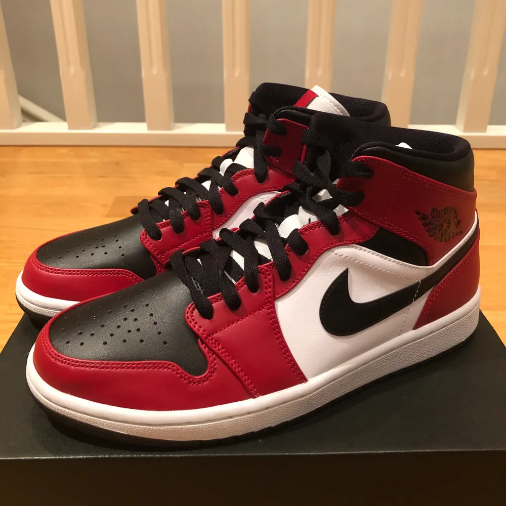 Hej! Säljer ett par nya Jordan 1 Chicago Toe. De är storlek 42 och originallådan följer med.                 Kan antingen mötas i Stockholm eller fraktas spårbart för 95kr.. Skor.