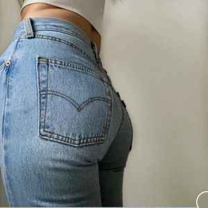 Levi’s 501 vintage - Suuuuperfina Levi’s i bra skick! Märkta 28 men då de är vintage är storlekarna inte riktigt samma som idag - på mig som är en 36 är dessa lite små så skulle säga att dessa är en 34/liten 36. Uppsydda och perfekt längd på mig som är 165 💓 innerbenslängden är 74 cm