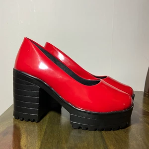 Ny röda klackar - Helt nya och oanvända vackra röda klackar! Säljer för att det var fel storlek för mig 😊