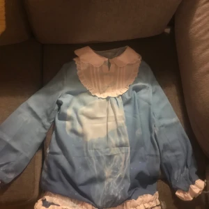 Söt klänning från kawaii - Har aldrig använt denna blö vita klänning från kawaii, den har små blåa rosetter på sig vita maneter. Den e i medium men de e japansk storlek så e mer åt s xs. Längt 75cm, ärm runt 60cm 💙🤍:) jag köpte denna för 300 bjuder på frakt o kan visa mer bilder 