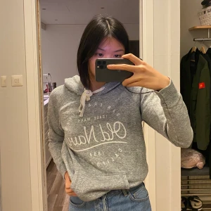 grå hoodie - använd fåtal ggr, köpt i usa från old navy :) 