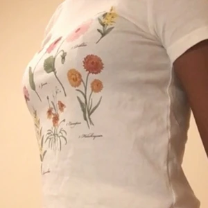 T-shirt - En cool blommig Monki tröja har aldrig används köptes för 100kr 