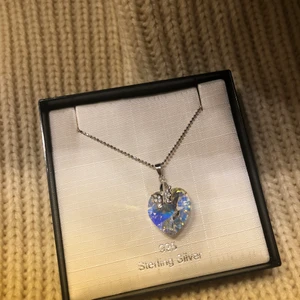 Halsband med hjärta och fjäril - Wow detta halsbandet är så fint. Hjärtar blänker i alla möjliga fina färger. Oanvänt, köptes för 449kr. Det är silver.