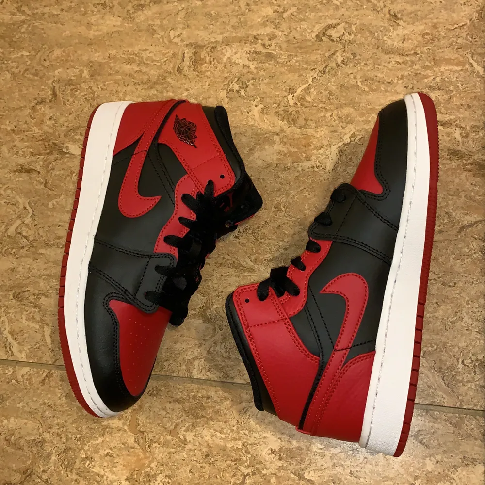 Säljer 1 par nya Jordans 1 mid Banned (bred) de är i storlek 36,5 (US 4,5Y). Säljer för 1400kr!. Skor.