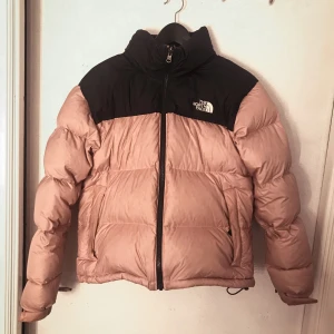 North face pufferjacka - Säljer nu min rosa northface pufferjacka då den inte kommer till användning så ofta. Väldigt bra skick och skitsnygg nu till vintern. Storlek M men passar även mig som är xs/s bra. Kom med bud/prisförslag. Nypris ca 2500. Ledande bud:1000kr