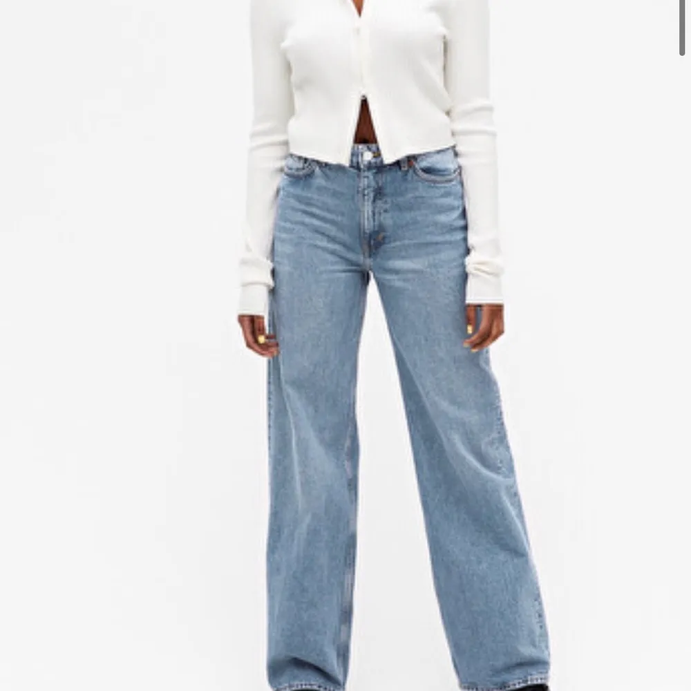Snygga oversized jeans som ja säljer då de blivit för stora:( de är i fint skick, köparen står för frakten❤️. Jeans & Byxor.