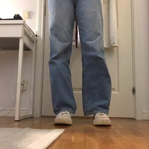 De populära mörkblåa wide leg jeansen i mörkblå färg. På fickorna har jag målat själv med textilfärg. Kan mötas upp nära Stockholmsområdet eller så står köparen för frakt :)