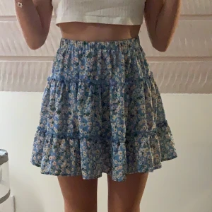 Kjol - Så fin somrig kjol💕 använd fåtalgånger