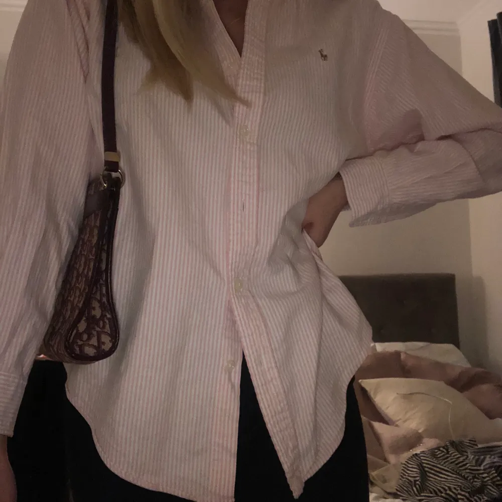 Rosa- och vitrandig skjorta från Ralph Lauren. Ganska använd därav priset men superfin. Strl 8 vilket motsvarar M men jag är S och den sitter lite oversized på mig vilket jag tycker är snyggt.. Skjortor.