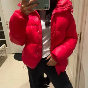 Bil bok jacka - Säljer denna suuuper fina jacka från bik bok som jag köpte här på Plick för 800. Som ny inga defekter. Men som var tyvärr för stor för mig . Lånade bilder ifrån hon ja köpte ❤️  buda vid intresse!!!                               Budet just nu;;;;;550 eller köp direkt för 700