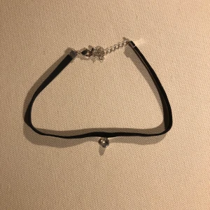 Choker med diamant - En svart choker med en liten diamant. Går att justera och välja hur tight den ska vara lätt 