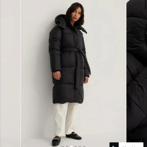 Lång vadderad jacka med bälte - Lång vadderad jacka med bälte. Passar utmärkt som vinterjacka. Köptes för 1099 kr i år och nästintill slutsåld på hemsidan. I superfint skick och endast använd vid ett tillfälle. Säljes då den tyvärr inte kommer till användning ❄️✨