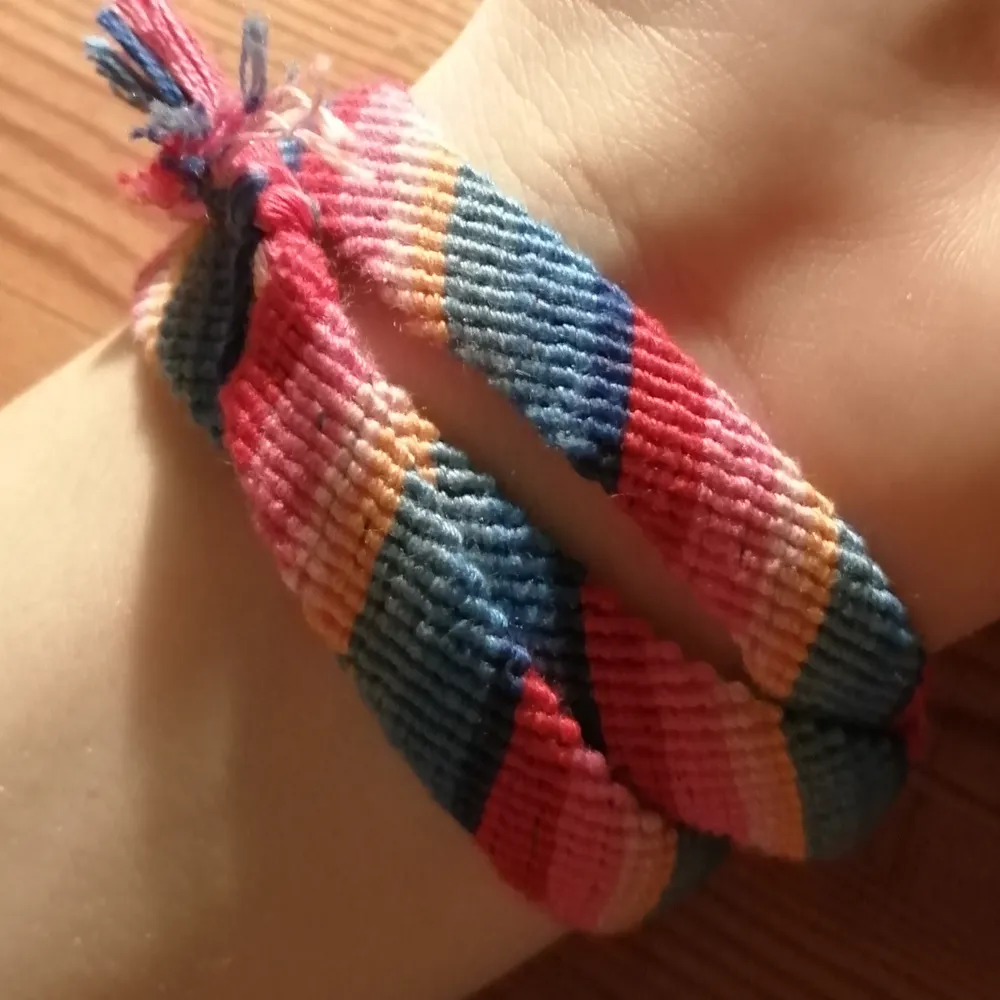Flätat armband som går att vira runt flera varv. Rosa, blått, gult o rött. Fästs fast med säkerhetsnål😇 frakt ingår! . Asusteet.