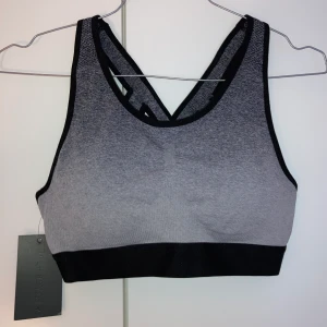 Sport bh  - As nice vadderad sport bh med fin rygg som tyvärr inte passade mig! Helt o använd med lapp kvar🙏🏼 köpt från Asos kommer från märket South Beach i strl S men passar en M och XS beroende på om man använder vaddering eller ej☺️ frakt ingår i priset😇