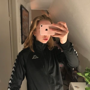 Kappa kofta - Supercool kappa kofta som jag fick i present för ngt år sedan. Helt oanvänd och därav i superbra skick! Är i ”mansmodell” och köpt på Weekday, men som ni ser passar den mig då den är i stl S! Skriv för mer info och bilder!🥰