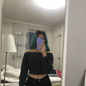 Glittrig tröja - Glittrig off-shoulder topp från H&M perfekt till fester :) bra skick