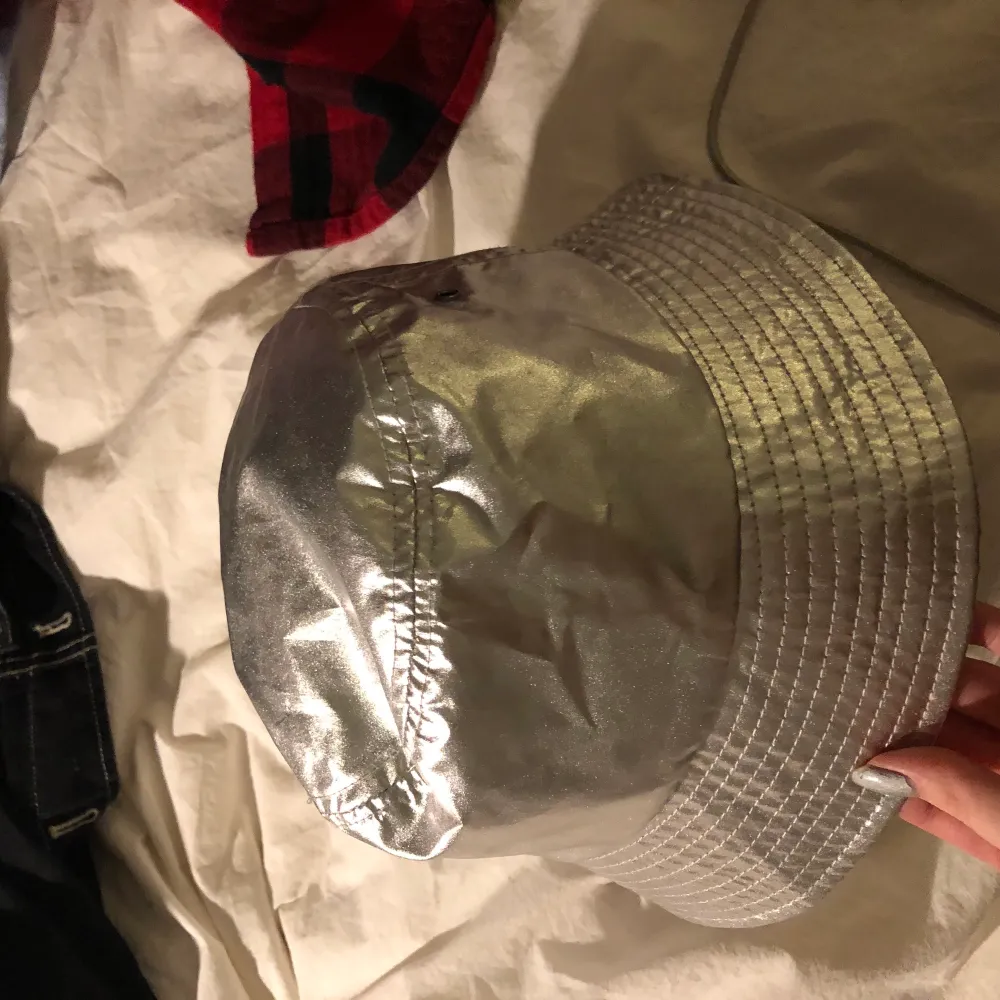 Bucket-hat från Justine Skye x H&M kollektionen. Jätte snygg hat som man kan har på fest🥳 Endast använd en gång och är därmed i ett gott skick. Kontakta mig om du är intresserad 💗. Accessoarer.