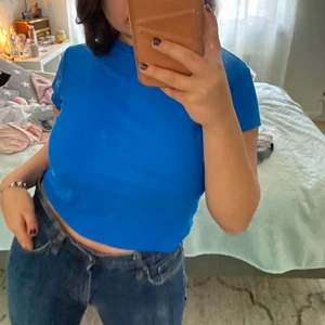 snygg toppp - skit snygg skit cool och skit bekväm tröja som jag aldrig använt. köpte den från weekday väldigt längesedan och har aldrig kommit till användning✨✨✨