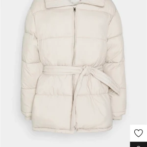 Beige puffer jacka - Säljer min fina puffer jacka från nelly, storlek 38!