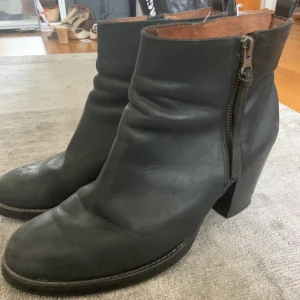 Stövletter  - Stövletter i äkta läder ifrån Sixty Seven 🖤 Tidlösa och i gott skick!  Jag själv annvöder den dock för sällan därav säljer jag 