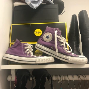 CONVERSE - lila converse st37.5 säljer pga använder ej o behöver pengar, köpare står för frakt!!!! Buda X+ frakt! BUDGIVNINGEN AVSLUTAS 10.00 17/12