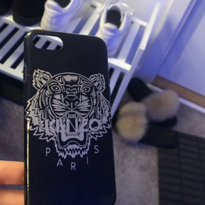 Kenzo iphone skal  - Svart äkta kenzo skal med guldig tiger på,  till Iphone 6/7/8! Använt ett par gånger. Säljer för ska få ny lur💗💗💗