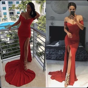 Röd festklänning stl S  - Klänningen är använd endast en gång och är tvättad. Den passar både bra för dig som bär på storlek S och M. Jag finns i Södertälje och kan även frakta. Priset kan diskuteras. 