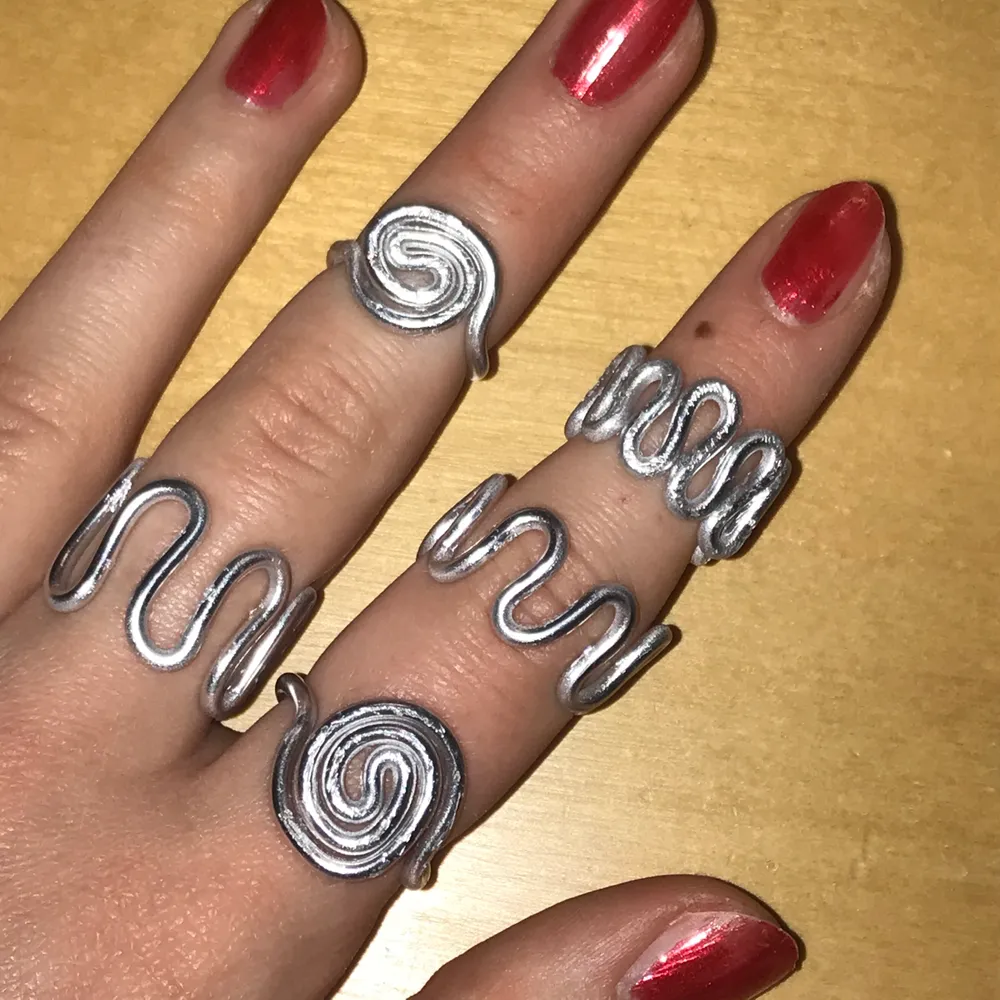 Handgjorda, justerbara ringar💖 frakt 12kr oavsett hur många du köper. Jag tar beställningar på dessa, man kan alltså köpa mer än en av samma ring‼️fri frakt vid köp av 3 eller fler‼️. Accessoarer.