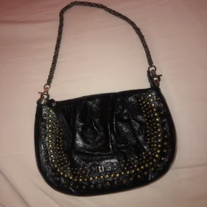 Hugo Boss liten väska - Liten svart Hugo Boss väska med guld detaljer på. Gammal men i väldigt bra skick🥳 Köparen betalar frakt!