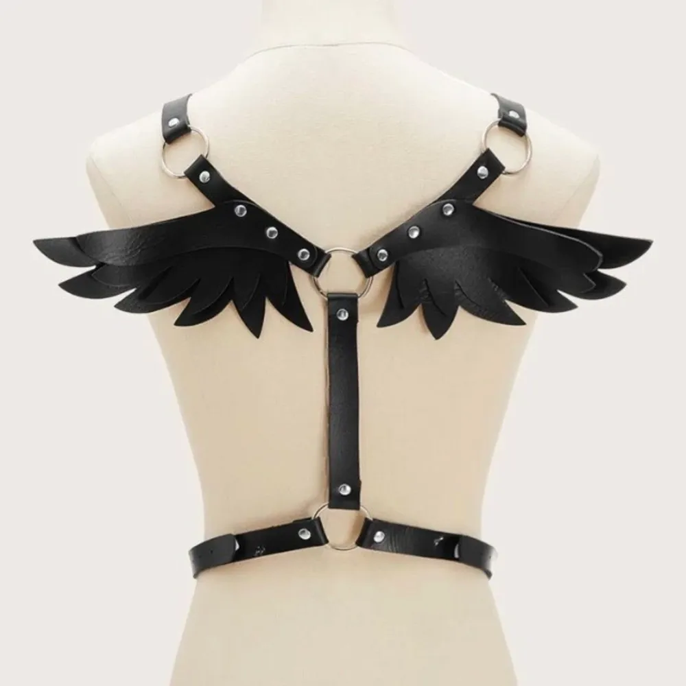 Riktigt snygg harness med vingar, endast testad ✨🖤  Går att spänna om beroende på storlek. 🖤 (100% PU-läder!). Accessoarer.