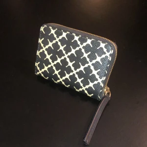 By Malene Birger plånbok - Elia Coin plånbok från By Malene Birger.  Mått: 1,5 x 11 x 8 cm.   Säljs för: 250kr (nypris: 699kr).  Köparen står för frakten.