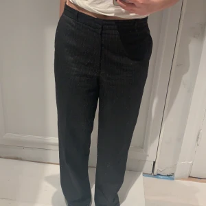 Pinstriped Kostymbyxor - Ett par kostymbyxor i otrolig kvalitet, strukna och aldrig använda. Små ränder på! Är storlek M, skulle passa mellan S och M beroende på önskad passform!