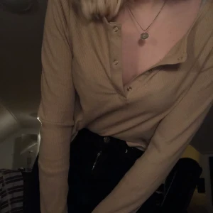 Beige topp med knappar - Använd va 1-2 gånger, knappar som fungerar ner över halva tröjan